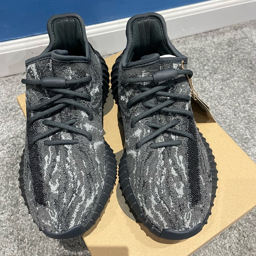 YZY BOOST SNEAKERS SIZE 6